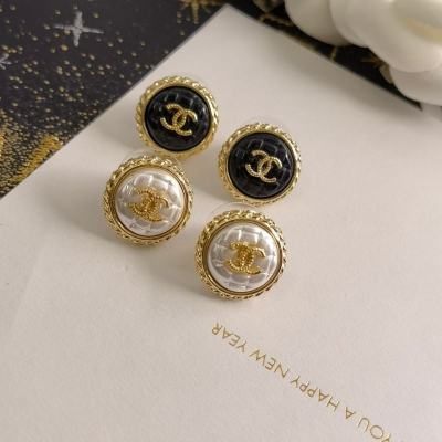 CHANEL🇫🇷Xiaoxiang Doudou agate pearl letter new stud earrings