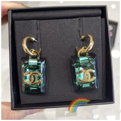 CHANEL🇫🇷Xiaoxiang emerald sugar cube letter earrings