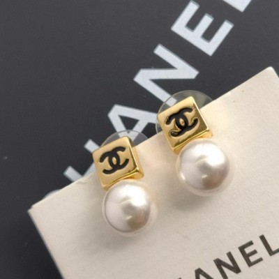 CHANEL🇫🇷Xiaoxiang Tassel Pearl Square Small Light Bulb Stud Earrings